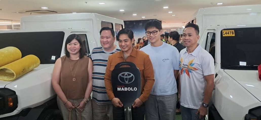 Christine and Marc Lin (first and second from left) and their son (fourth from left) receive the ceremonial key to their Tamaraw FX from Tamaraw Ambassador Coco Martin (center) at the Toyota Mabolo showroom on Sinulog weekend. With them is their agent Jinggoy Olvido.