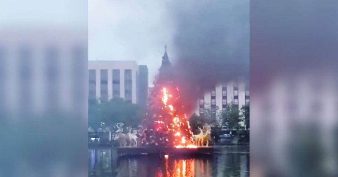 christmas-tree-lagoon A Christmas tree display at the Negros Occidental Provincial Capitol Lagoon was engulfed in flames on the afternoon of January 10. The fire was quickly contained by the Bureau of Fire Protection, with no injuries reported. SCREENGRAB FROM BRIGADA NEWS BACOLOD