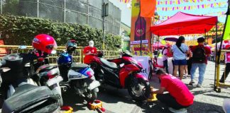 The Iloilo City Traffic and Transportation Management Office (ICTTMO) reminds motorists to be disciplined and responsible during the Dinagyang Festival, adding that clamping operations will continue, and violators will be dealt with accordingly. Photo shows ICTTMO personnel putting clamps on motorcycles for illegal parking on Valeria Street, City Proper district. PN FILE PHOTO