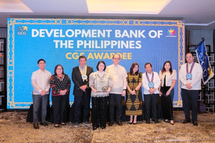 dbp (1) DBP Executive Vice President Catherine Magana (fourth from left) holds the award from the GCG in recognition of the Bank’s corporate governance initiatives. Also in photo are (from left): National Privacy Commission Chairman Johann Carlos S. Barcena, DBP Senior Vice President Soraya F. Adiong, former Senate President Franklin M. Drilon, GCG Chairperson Marius P. Corpus, GCG Commissioner Geraldine Marie B. Berberabe-Martinez, Department of Finance Undersecretary Rolando G. Tungpalan, DBP Corporate Secretary Maria Katrina L. Infante, and Department of Budget and Management Assistant Secretary Leonido J. Pulido III.