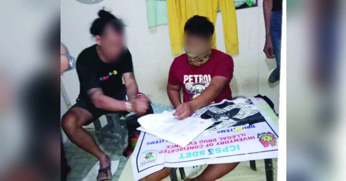 Police recovered P374,000 worth of suspected shabu from alias “Gian” (left) in a buy-bust operation in Barangay Dungon B, Jaro, Iloilo City, on Jan. 21, 2026. PRO-6 PHOTO