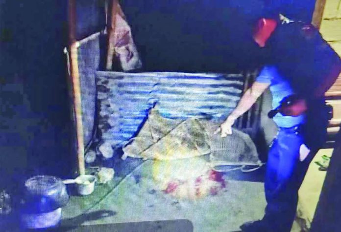 father_son_incident_resized_compressed Crime scene in Barangay Dinginan, Roxas City, where an 80-year-old man was seriously injured after allegedly being attacked by his own son on January 4, 2026. Police cordoned off the area as investigators gathered evidence and launched a manhunt for the suspect. RADYO MARAGTAS PHOTO