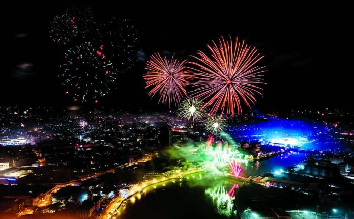 Iloilo City welcomed 2026 with a spectacular community fireworks display at the Iloilo Freedom Grandstand. This city’s annual tradition reflects its support for the Department of Health’s campaign promoting safer and injury-free holiday celebrations. JEDDY SOLINAP/JERRY TREÑAS FB PHOTO