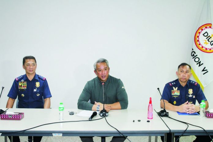 front_pic.JPG_resized_compressed Department of Interior and Local Government (DILG) secretary Juanito Victor Remulla (center) said evidence gathered by the authorities showed that Dueñas, Iloilo vice mayor Aimee Paz Lamasan’s fatal injury resulted from an accidental firing of a firearm. “It is fair to conclude that it was death by accident,” added Remulla who visited the Lamasan family on Wednesday, Jan. 7, 2026. AJ PALCULLO/PN