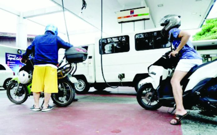 hefty_oil_price_resized_compressed Motorists refuel at a gasoline station in Quezon City in this undated photo. Jetti Petroleum president Leo Bellas on Friday, Jan. 16, 2026, forecast diesel prices to rise by P1.80 to P2 per liter and gasoline, by P1 to P1.20 per liter next week. PNA FILE PHOTO BY BEN BRIONES