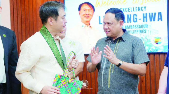 ime_Korea_copy_resized_compressed EXPLORING DIRECT AIR LINK. Gov. Arthur Defensor Jr. of Iloilo confers with Lee Sang-hwa, ambassador of the Republic of Korea to the Philippines, during a courtesy visit at the Iloilo Provincial Capitol on Monday, January 26, 2026 where the possibility of establishing a direct Iloilo–South Korea flight was discussed. PHOTO FROM BALITA HALIN SA KAPITOLYO