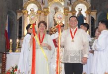Iloilo Province’s Gov. Arthur Defensor Jr. and mother Cosette (representing her son’s wife Michelle) hold the ceremonial staffs after their formal installation as hermano y hermana mayor of Dinagyang Festival 2026 during rites at San Jose de Placer Parish Church in Plaza Libertad, Iloilo City, marking the opening of the novena for the Feast of Señor Sto. Niño. PHOTO FROM BALITA HALIN SA KAPITOLYO