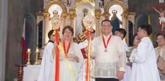 Iloilo Province’s Gov. Arthur Defensor Jr. and mother Cosette (representing her son’s wife Michelle) hold the ceremonial staffs after their formal installation as hermano y hermana mayor of Dinagyang Festival 2026 during rites at San Jose de Placer Parish Church in Plaza Libertad, Iloilo City, marking the opening of the novena for the Feast of Señor Sto. Niño. PHOTO FROM BALITA HALIN SA KAPITOLYO
