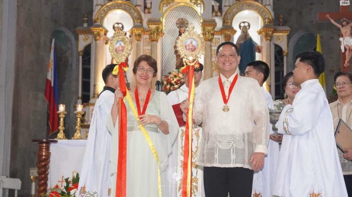 ime_hermano_resized_compressed Iloilo Province’s Gov. Arthur Defensor Jr. and mother Cosette (representing her son’s wife Michelle) hold the ceremonial staffs after their formal installation as hermano y hermana mayor of Dinagyang Festival 2026 during rites at San Jose de Placer Parish Church in Plaza Libertad, Iloilo City, marking the opening of the novena for the Feast of Señor Sto. Niño. PHOTO FROM BALITA HALIN SA KAPITOLYO