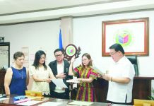 Succession takes effect in Dueñas: No. 1 councilor assumes vice mayor post after Lamasan death Mayor Robert Pama of Dueñas, Iloilo administers the oath of office to Pia June Pama as the new vice mayor of the municipality following the death of Vice Mayor Aimee Paz Lamasan.