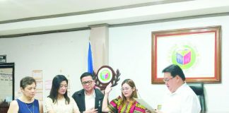 Mayor Robert Pama of Dueñas, Iloilo administers the oath of office to Pia June Pama as the new vice mayor of the municipality following the death of Vice Mayor Aimee Paz Lamasan.