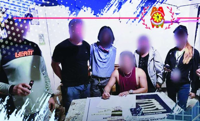 neljoy_Balasan_copy_resized_compressed Police operatives present the seized suspected shabu and marked buy-bust money following the arrest of a high-value drug suspect during a late-night buy-bust operation in Barangay Kinal-kalan, Balasan, Iloilo on January 20, 2026. PRO-6