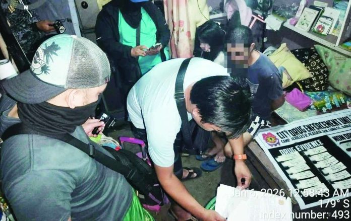 neljoy_bust_copy_resized_compressed Police operatives conduct a buy-bust operation inside a residential room in Barangay San Antonio, Molo, Iloilo City shortly after midnight on January 6, 2026, leading to the arrest of two high-value drug suspects and the seizure of suspected shabu worth more than P400,000. GMA SUPER RADYO ILOILO PHOTO