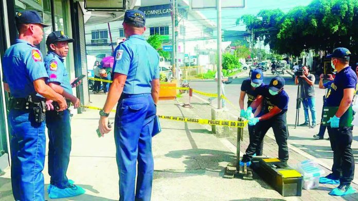 neljoy_robbery_copy_resized_compressed The city police’s Scene of the Crime Operatives process evidence outside the B-Shine Pharma office at the corner of Burgos and Magdalo streets in La Paz, Iloilo City, following an early-morning robbery on January 11, 2025. Investigators recovered tools believed used in the break-in and are enhancing security camera footage to identify the suspect. AJ PALCULLO/PN