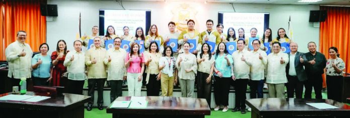 neljoy_top_copy_resized_compressed Members of the Iloilo Provincial Board pose with Ilonggo topnotchers of the November 2025 Philippine Nurses Licensure Examination (PNLE), all graduates of West Visayas State University – College of Nursing, during the 26th Regular Session of the 15th Sangguniang Panlalawigan, where the board issued resolutions of commendation and cash incentives to the achievers in recognition of their academic excellence. PHOTO FROM Iloilo VICE GOV. NATHALIE ANN DEBUQUE