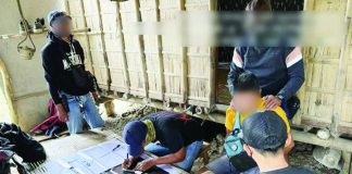Police operatives conduct an on-site inventory of suspected shabu seized from a 42-year-old farmer during an anti-illegal drugs operation in Barangay Madarag, Lambunao, Iloilo. PRO-6 PHOTO