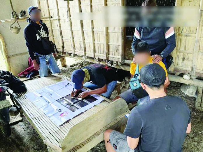ruby_farmer_shabu.JPG_resized_compressed Police operatives conduct an on-site inventory of suspected shabu seized from a 42-year-old farmer during an anti-illegal drugs operation in Barangay Madarag, Lambunao, Iloilo. PRO-6 PHOTO