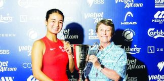 Filipino tennis ace Alexandra “Alex” Eala receives her Evonne Goolagong Cawley Trophy. PHOTO COURTESY OF KOOYONG CLASSIC