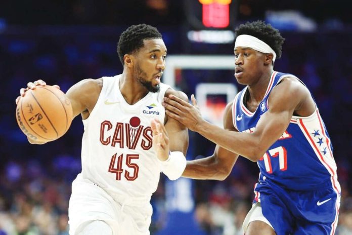 sports_Mitchell_resized_resized Cleveland Cavaliers guard Donovan Mitchell attacks the defense of Philadelphia 76ers rookie VJ Edgecombe. AP