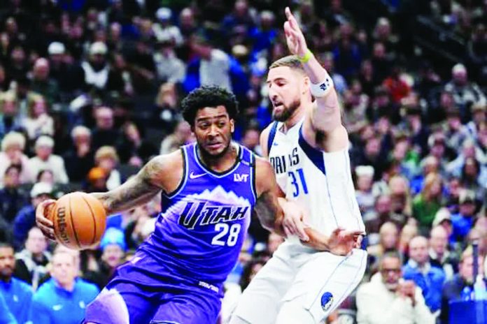 sports_Thompson_resized_compressed Utah Jazz’s Brice Sensabaugh attempts to attack the defense of Dallas Mavericks' Klay Thompson. AP