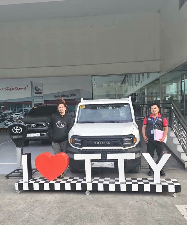 Lester Alferez (left) bought a Tamaraw because he wanted a more efficient delivery of his coffee beans and other supplies for his business. With him is his agent Jay Naparate.