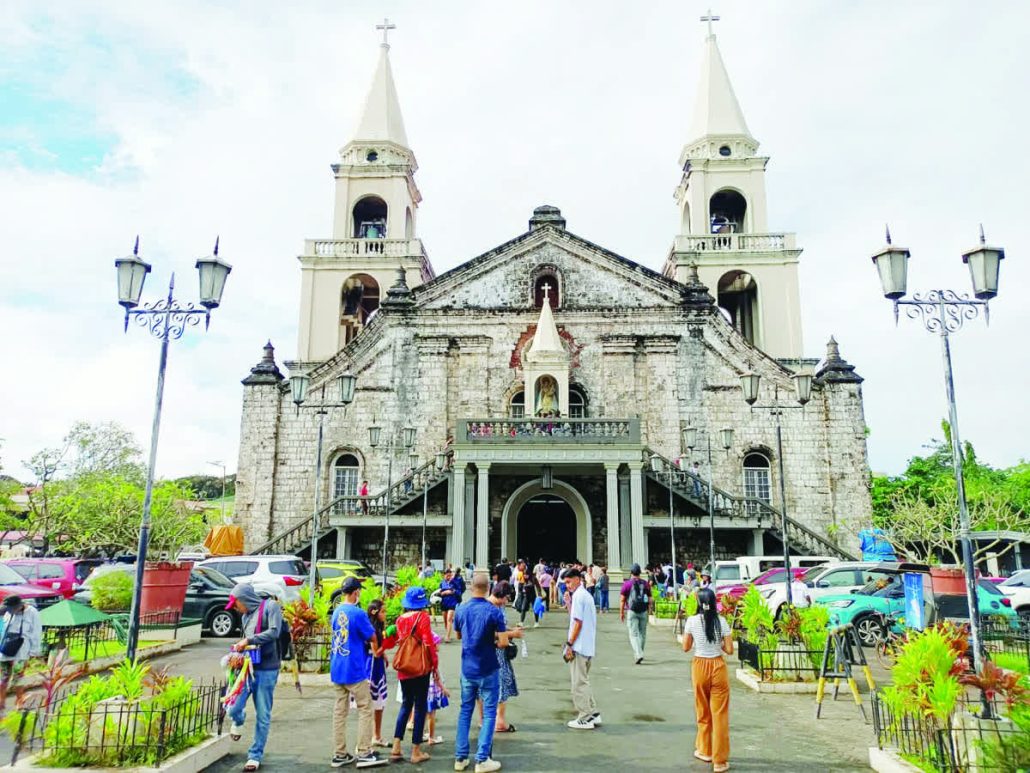 Pilgrims stream into the Jaro Metropolitan Cathedral, reflecting the enduring pull of faith that continues to draw generations of devotees. AJ PALCULLO/PN