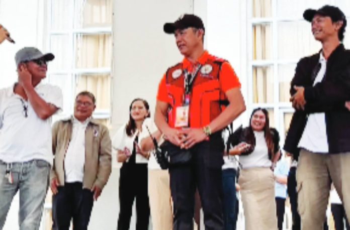 Bacolod JOs Bacolod City Mayor Greg Gasataya recognized job order workers Raymus Tingson of the BTTMD and Radnie Ortoño and Angelito Morones of the City Legal Office Enforcement Team during the city’s flag ceremony on February 9, for returning lost personal belongings to their rightful owners. SCREENGRAB FROM BACOLOD CITY PIO FB