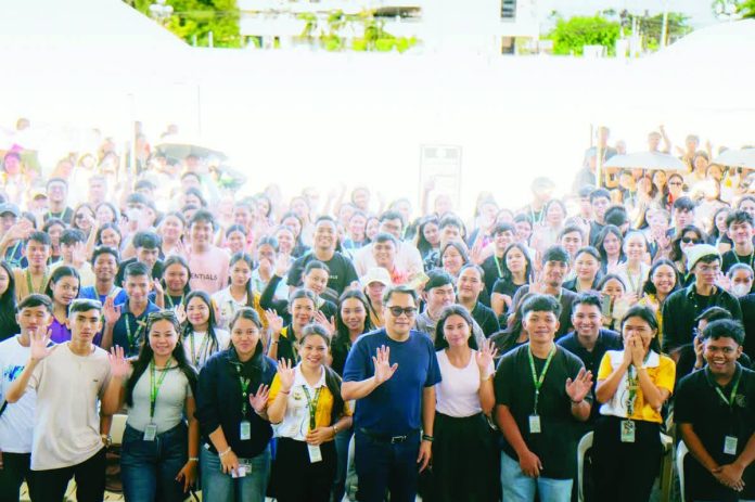 Bacolod_scholars_copy_resized_compressed Scholars of Bacolod City College received P7,500 each in educational assistance during a payout ceremony held February 20 at the Bacolod City Government Center, in partnership with the Commission on Higher Education through the Tulong Dunong Program, under the initiative of Mayor Greg Gasataya. BCCO-PIO PHOTO