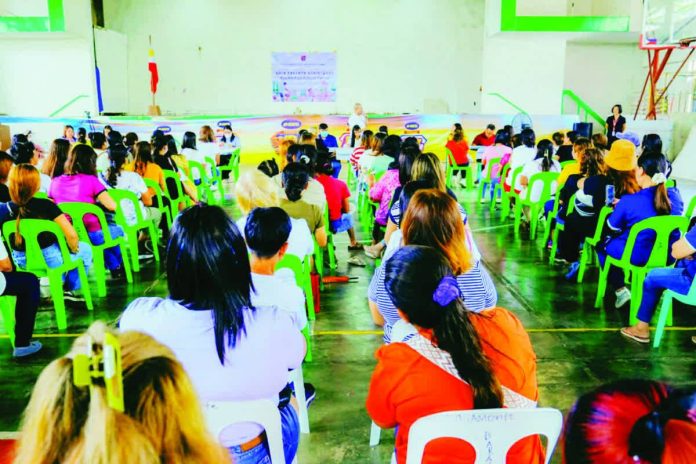 Bacolod_solo_parents_copy_resized_compressed Solo parents lined up at the Villamonte Gym in Bacolod City to receive their P6,000 cash subsidy for the July–December 2025 period under the city government’s implementation of the Expanded Solo Parents Welfare Act. BCCO PHOTO