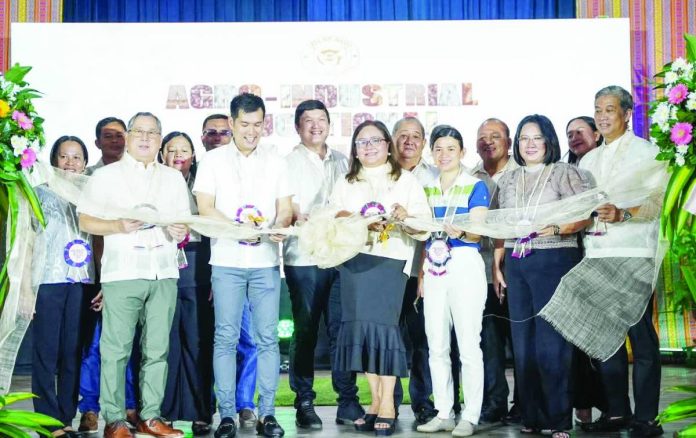 Mayor Mayette Javellana, together with other city officials, led the opening of the Agro-Industrial, Educational, and Cultural Trade Fair on February 11 at the Manuel Y. Torres Memorial Coliseum and Cultural Center, as part of Bago City’s 60th Charter Anniversary celebration. THE CITYBRIDGE PHOTO