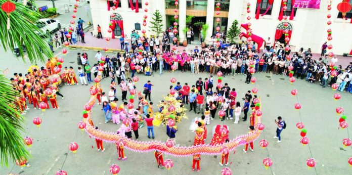 Capiz_CNY_resized_compressed Provincial officials joined members of the Filipino-Chinese community during the Lion and Dragon Eye Dotting Ceremony held in front of the Capiz Provincial Capitol on February 16, marking the start of the Chinese New Year 2026 celebration. CAPIZ PROV’L GOV’T COMMUNICATIONS GROUP