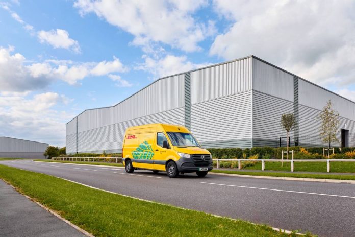 Fahrender elektrischer DHL-Lieferwagen 01