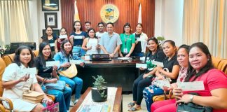 REINTEGRATION AID. Gov. Arthur Defensor Jr. poses with repatriated Ilonggos overseas Filipino workers who received ₱10,000 cash assistance each under the Iloilo provincial government’s Financial Assistance to Repatriated OFWs program, facilitated by the Provincial Public Employment Service Office to help returning migrant workers address urgent needs and start anew in their home communities. PHOTO FROM BALITA HALIN SA KAPITOLYO