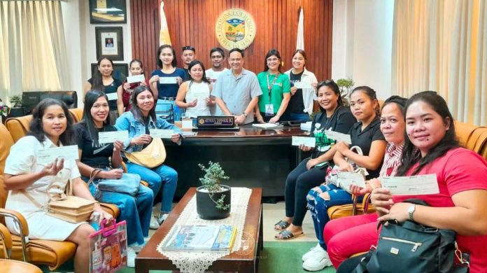 Ime. OFWs_compressed_compressed REINTEGRATION AID. Gov. Arthur Defensor Jr. poses with repatriated Ilonggos overseas Filipino workers who received ₱10,000 cash assistance each under the Iloilo provincial government’s Financial Assistance to Repatriated OFWs program, facilitated by the Provincial Public Employment Service Office to help returning migrant workers address urgent needs and start anew in their home communities. PHOTO FROM BALITA HALIN SA KAPITOLYO