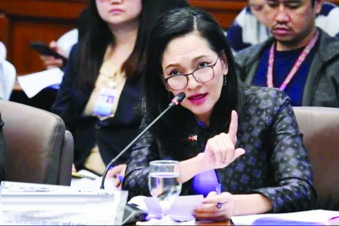 Opposition_targets_copy_resized_compressed “Nakatutok ang mga reform-minded at opposition forces sa pagbubuo ng mas mahigpit pang pagkakaisa para pumili ng aming mga kandidato whether by end of the year or first quarter of next year,” says Sen. Risa Hontiveros.