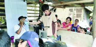 The senior citizen’s iris biometrics were captured by the registration officer, as part of the national ID registration process. PSA AKLAN PHOTO