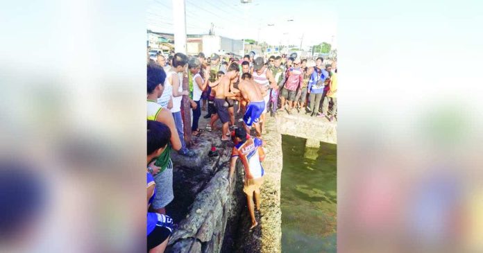 boy drowns_superimposed_compressed Coast Guard personnel and local residents recovered the body of a five-year-old boy who drowned at Lapuz Wharf in Barangay Lapuz Norte, Lapuz, Iloilo City, on Feb. 16, 2026. The victim was rushed to the hospital but was declared dead on arrival. PCG-ILOILO STATION PHOTO