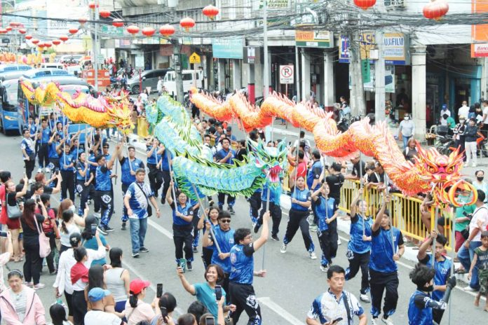 iloilo chinese new year parade The Chinese-Ilonggo community of Iloilo City brought the downtown streets to life with a vibrant display of culture and tradition during the Chinese New Year grand parade on Friday afternoon, February 20, 2026. Students from various Chinese schools showcased spectacular dragon and lion dances in a celebration of heritage and harmony. AJ PALCULLO/PN