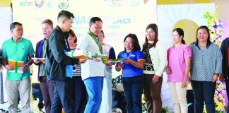 CAREER PATHWAY BOOST. Gov. Arthur Defensor Jr. (foreground, second from left) leads the turnover of Career Guidance Instructional Modules (CGIM) to representatives of 80 public secondary schools during the “Pagbinag-binag: Thinking Through Career Options” activity at Pavia National High School, marking Iloilo’s rollout of a province-wide program aligning senior high school education with workforce demands. PHOTO COURTESY OF BALITA HALIN SA KAPITOLYO