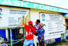 Defensor, Iloilo mayors move to scrub political names from public projects ANTI-EPAL COMPLIANCE. Personnel of the local government unit of Dumangas, Iloilo remove a tarpaulin bearing the name and image of Mayor Braeden John Biron from a government-funded project, following the mayor’s order enforcing the anti-epal policy and directing the immediate removal of personal names, images, and markings of public officials from public projects. PHOTO FROM THE MUNICIPALITY OF DUMANGAS FACEBOOK