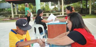 Elderly beneficiaries in Passi City and Sara, Iloilo receive their first-quarter social pension as Department of Social Welfare and Development personnel conduct payout and digital verification to ensure transparent and fraud-free distribution of government aid. DSWD-6 PHOTO