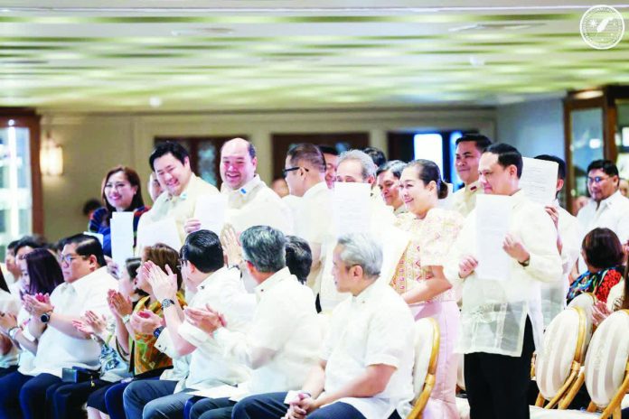 ime_MOA_copy_resized_resized_compressed Among the Visayas governors present in Malacañang who signed a Memorandum of Agreement (MOA) to accelerate school building construction are (standing second row from right) Iloilo’s Gov. Arthur Defensor Jr., Guimaras’ Gov. Ma. Lucille Nava, Capiz’s Gov. Fredenil Castro, and Aklan’s Gov. Jose Enrique Miraflores. PCO
