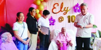 A CENTURY OF GRACE AND GRATITUDE. Passi City’s Mayor Stephen Palmares leads the turnover of a P150,000 cash incentive to 100-year-old Eleuteria David of Barangay Mambiranan Pequeño during a simple yet heartfelt celebration on Feb. 21, as city officials honor her remarkable milestone and lifelong legacy. PASSI CITY LGU