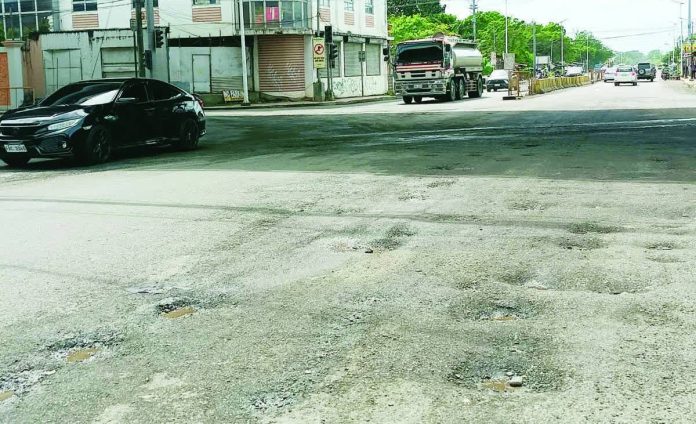ime_potholes_(3)_copy_resized_resized_compressed Potholes reappear at the intersection beneath the Ungka Flyover in Barangay Ungka II, Pavia, Iloilo just four days after the Department of Public Works and Highways carried out repair and asphalting works. Photos taken Sunday afternoon, February 15, show visible road surface deterioration and uneven pavement that continue to pose risks to motorists passing through the busy junction. AJ PALCULLO/PN