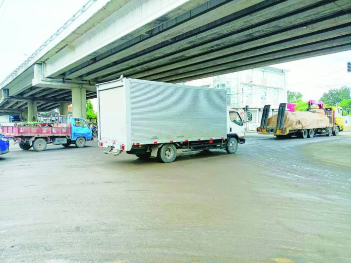 ime_road_repair_copy_resized_compressed Freshly overlayed asphalt and visible patchwork mark the roadway beneath the Ungka Flyover in Iloilo City as vehicles pass through the intersection, following the Department of Public Works and Highways’ overnight pothole repairs prompted by motorists’ complaints. AJ PALCULLO/PN