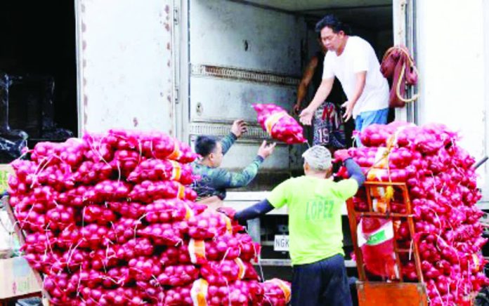 Imported onions are offloaded from a truck in Divisoria, Manila. Data from the Department of Agriculture showed there is no oversupply of imported onions in the country. PNA PHOTO BY YANCY LIM