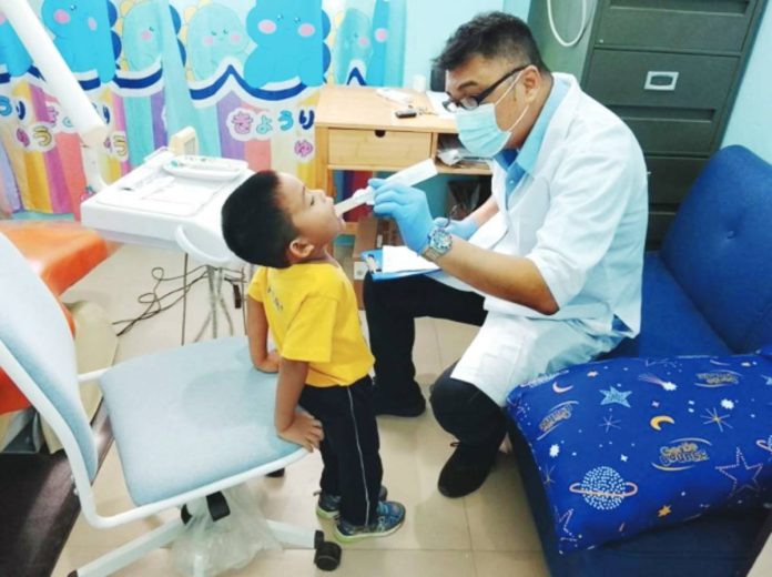 mai dentist2 At the Jaro 2 Buntatala Day Care Center, a dentist from the Iloilo City Health Office check this learner’s teeth. Every year, children in day care centers undergo dental check-up, fluoride application, and toothbrush drills.