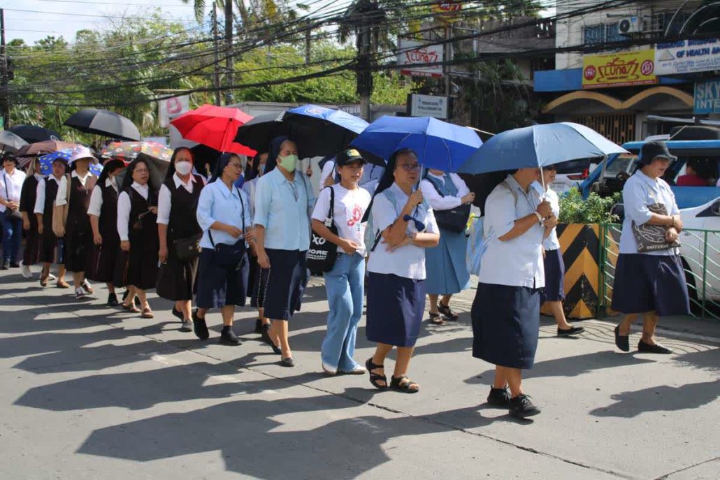Nuns, church workers, and lay faithful join the peaceful EDSA@40 march in Iloilo City, walking under umbrellas amid the midday heat to press their call for integrity in governance and a meaningful anti-political dynasty law. AJ PALCULLO/PN