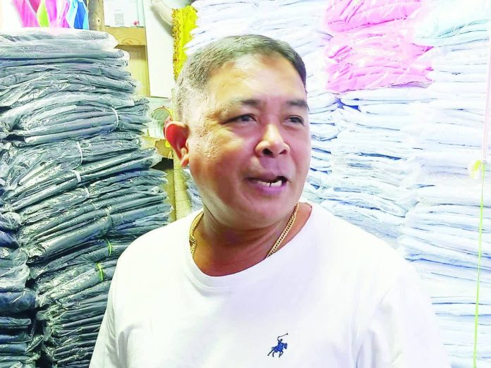 neljoy_public_epal_copy_resized_compressed “Even without photos, people can still tell who is doing a good job,” says Rolando Delima, a store owner from Mandurriao, Iloilo City. He welcomes the anti-epal drive of the Department of Interior and Local Government.