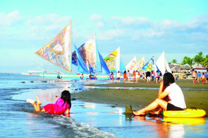 paraw_shriking_copy_resized_compressed Paraws with brightly painted sails line up along the shoreline of Arevalo district in Iloilo City, facing the Iloilo Strait, as crews and spectators await. Paraw Regatta is an annual showcase of Ilonggo seafaring tradition. PN FILE
